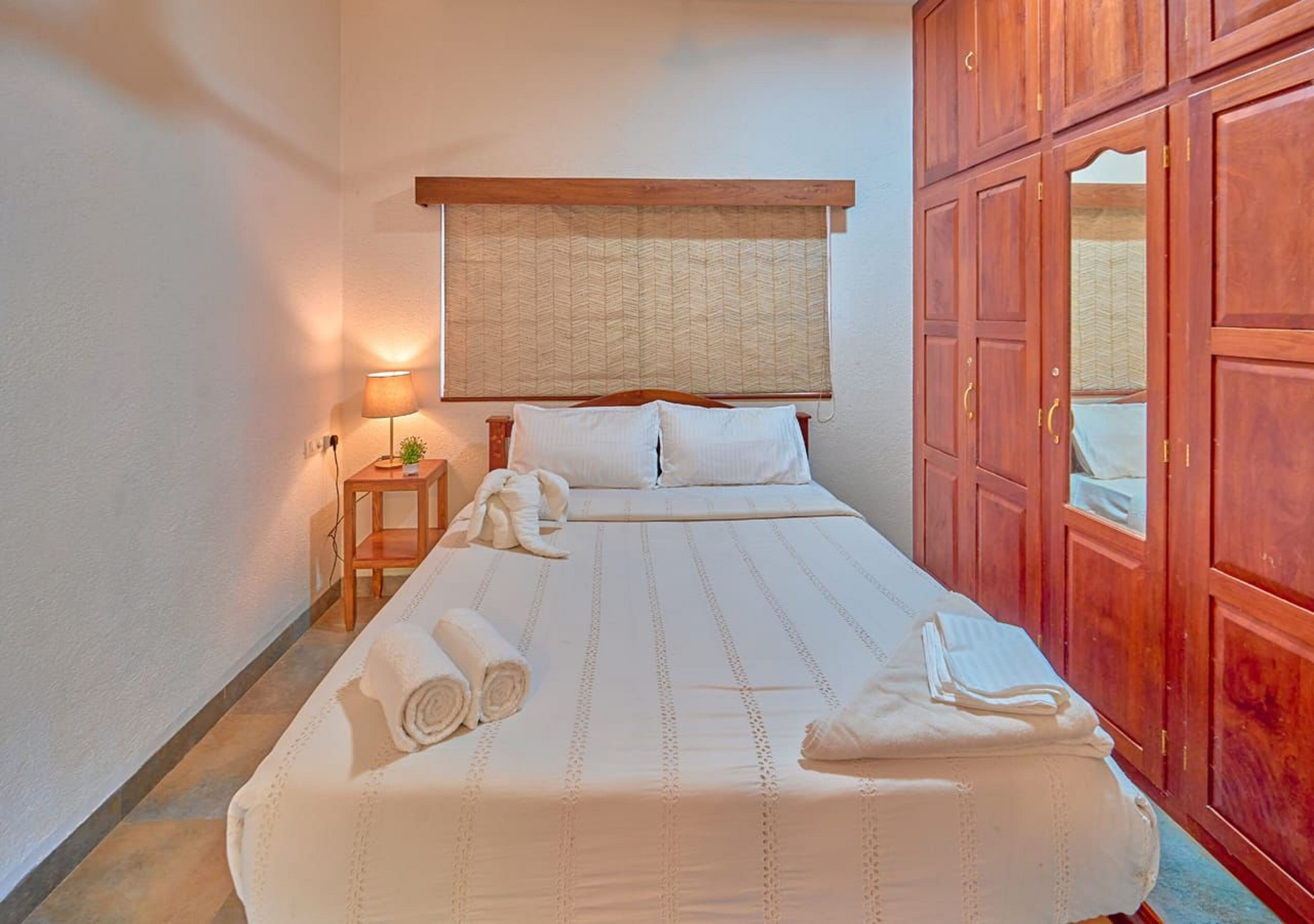 Escritorio y espacio para trabajar con un portátil