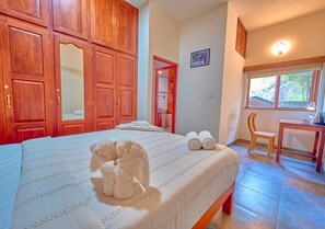 Desk, laptop workspace, iron/ironing board, free WiFi