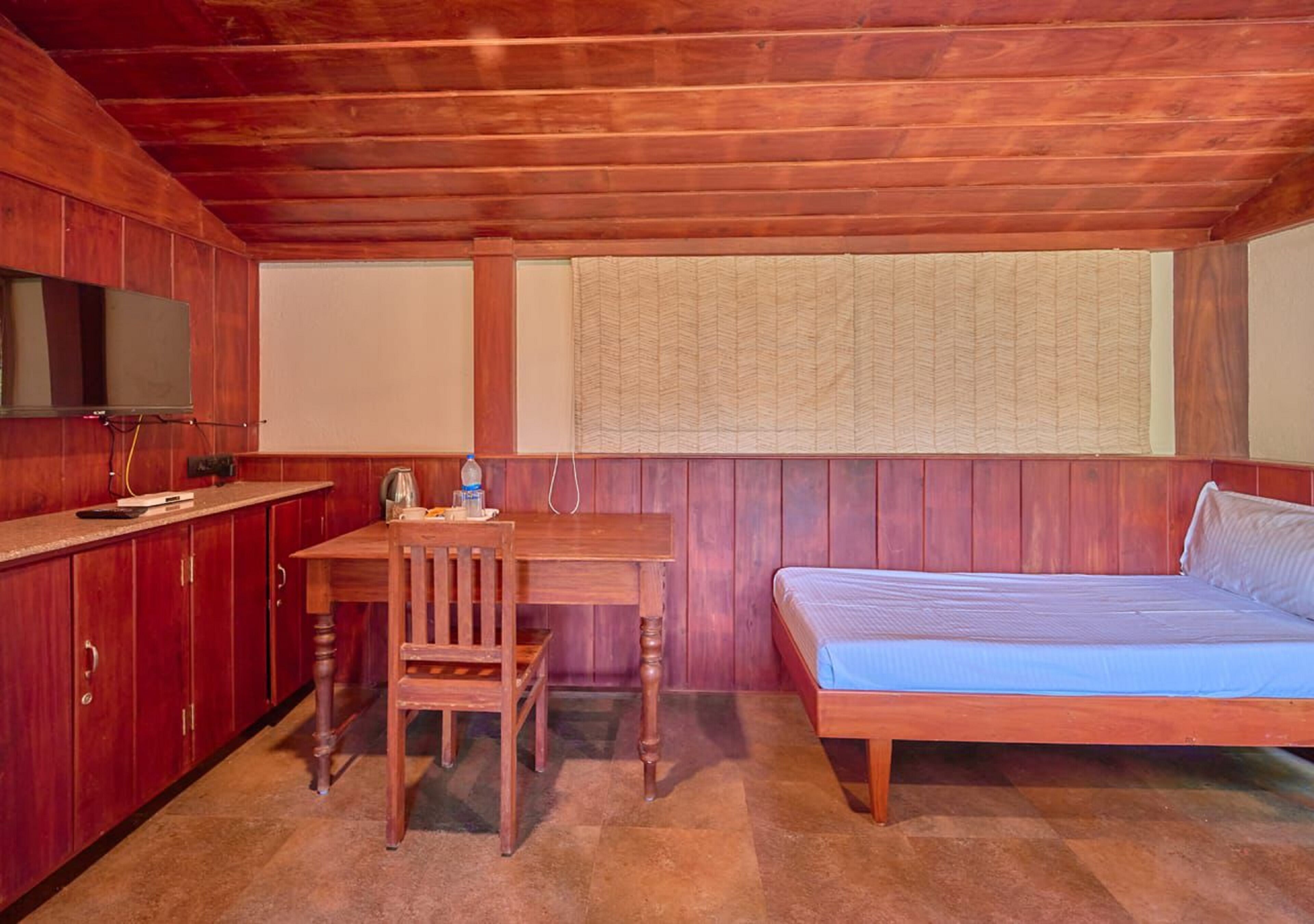 Escritorio y espacio para trabajar con laptop 