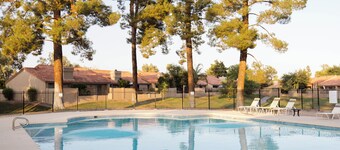 Design-Forward Gem, Heated Pool + Hot Tub, King Bed, Superhost, Flexible