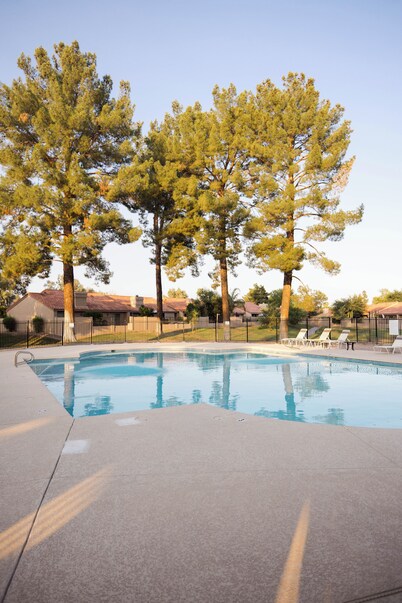 Design-Forward Gem, Heated Pool + Hot Tub, King Bed, Superhost, Flexible