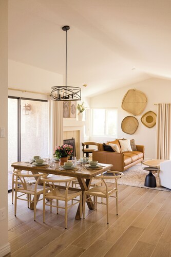 Design-Forward Gem, Heated Pool + Hot Tub, King Bed, Superhost, Flexible