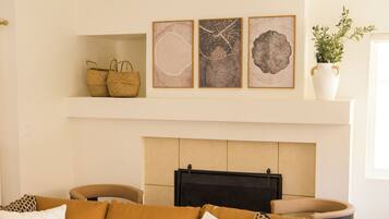 Smart TV, fireplace