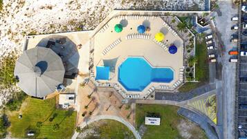 Una piscina al aire libre, una piscina climatizada