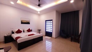 Une chambre d’hôtel moderne, dotée d’un grand lit, d’un bureau et d’une chaise.