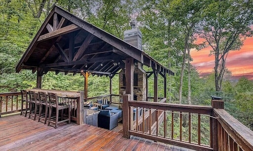 Close to Downtown • Luxury Cabin • Hot Tub • GeoDome and More!