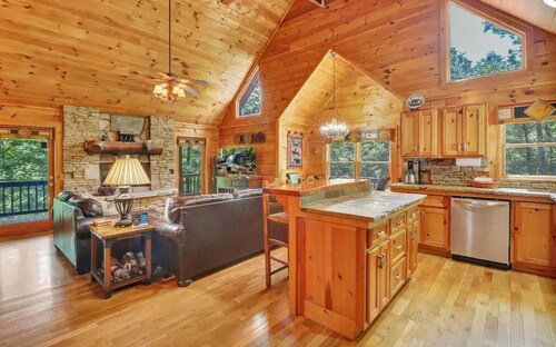 Close To Downtown! Spacious, Hot Tub, Geo-Dome and More!