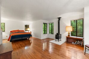 3 makuuhuonetta, silitysrauta/-lauta, Wi-Fi, vuodevaatteet