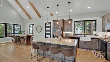 Micro-ondes, four, plaque de cuisson, lave-vaisselle