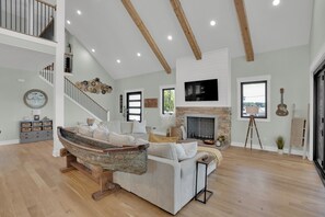 Smart TV, fireplace