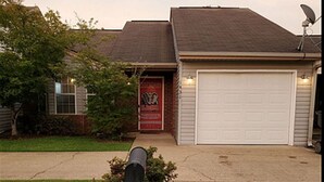 A residential house with a garage, a mailbox, and a well-maintained lawn. - Conveniently Located 2B/2BA Very Close to University of Alabama Campus (Tuscaloosa)