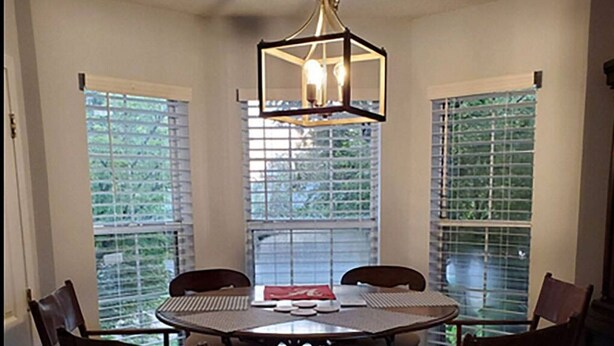 A dining area with a round table and six chairs, a hanging light fixture, and windows with blinds. - Conveniently Located 2B/2BA Very Close to University of Alabama Campus (Tuscaloosa)
