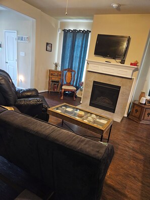 Smart TV, fireplace, DVD player, books