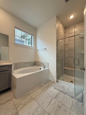Shower, jetted tub, hair dryer, towels - Elegant Stay in Houston, TX (Cypress)