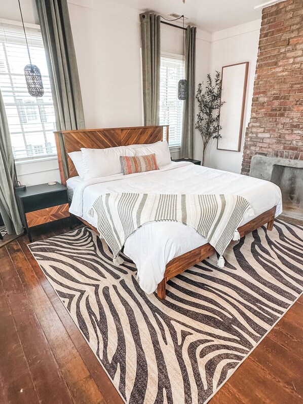 3 bedrooms, iron/ironing board, WiFi, bed sheets - Off Street Parking/ Large Living Room/ Full Kitchen/ Laundry/ Near King Street (Charleston)