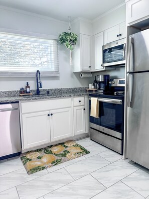 Microwave, oven, stovetop, dishwasher - Off Street Parking/ Large Living Room/ Full Kitchen/ Laundry/ Near King Street (Charleston)