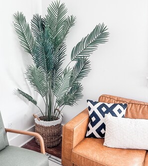 Interior - Off Street Parking/ Large Living Room/ Full Kitchen/ Laundry/ Near King Street (Charleston)