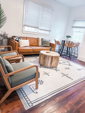 Smart TV - Off Street Parking/ Large Living Room/ Full Kitchen/ Laundry/ Near King Street (Charleston)