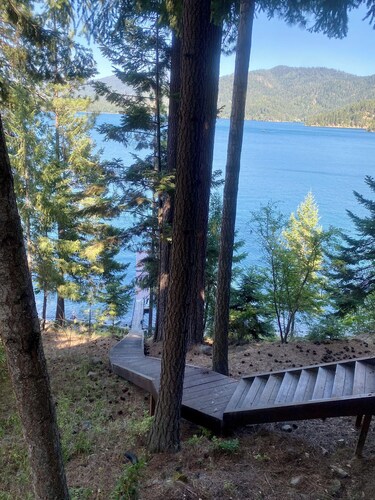 Luxe studio “Blue Hayden”with Hayden Lake private dock access, & hot tub