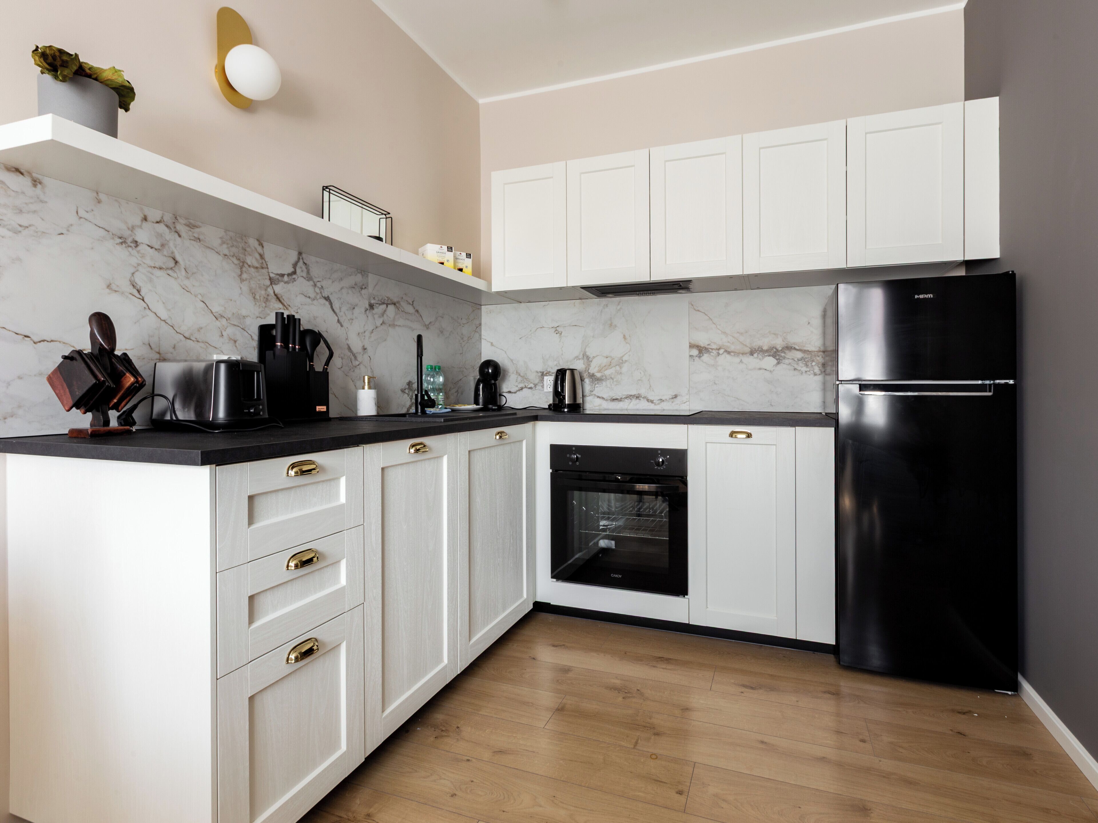 Refrigerador, microondas, horno y parrilla de estufa 