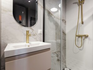 Douche, séchoir à cheveux, serviettes fournies