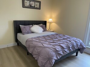 2 bedrooms, free WiFi, bed sheets - Two-bedroom Suite with King Bed - 4 Min to The Falls (Niagara Falls)