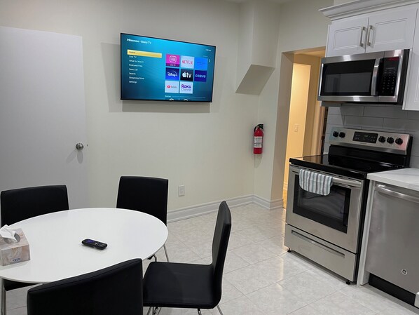 Dining - Two-bedroom Suite with King Bed - 4 Min to The Falls (Niagara Falls)