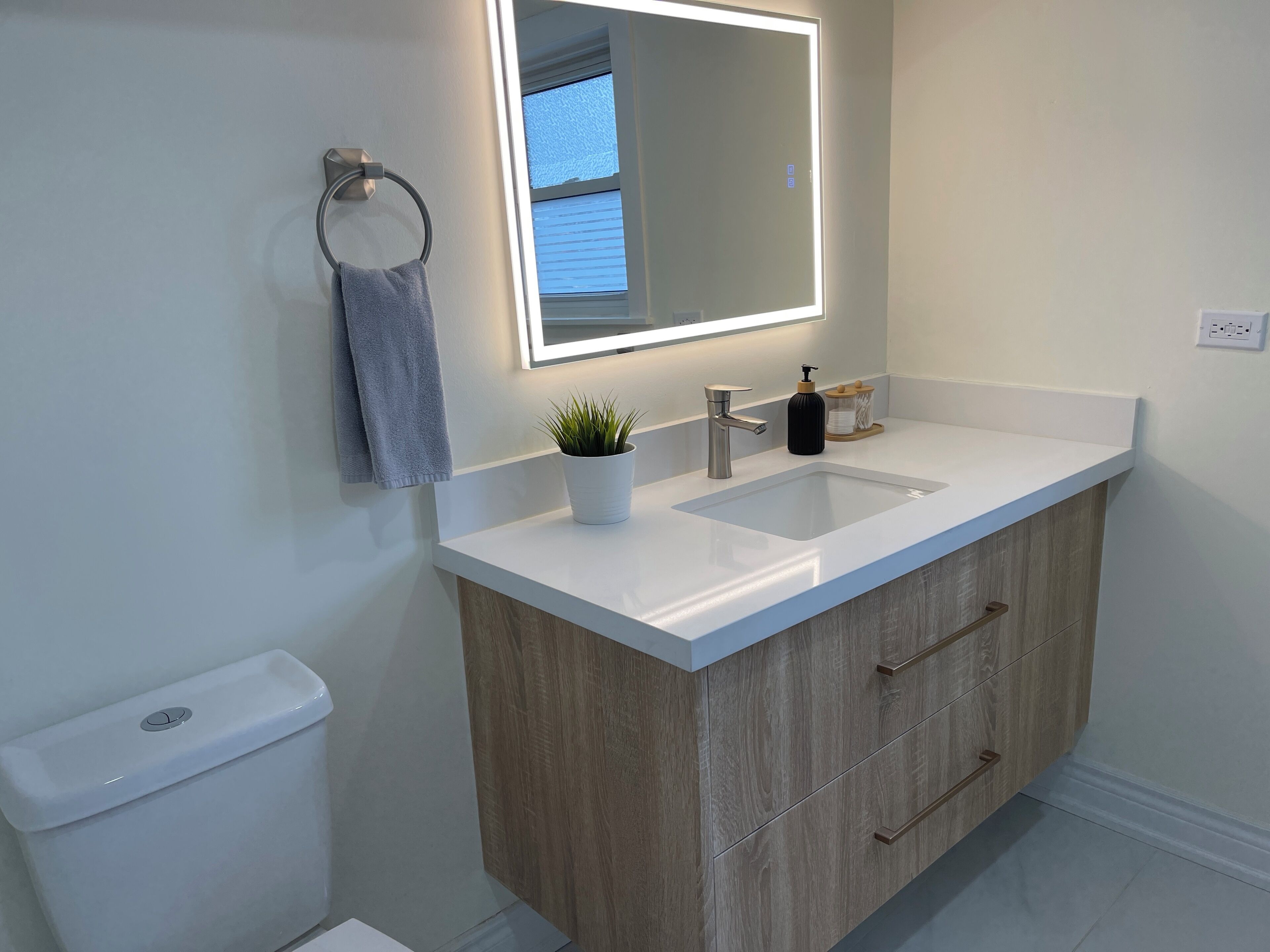 Secadora de cabello, toallas, jabón, shampoo 