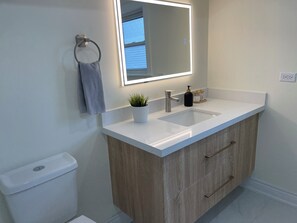 Hair dryer, towels, soap, shampoo - Two-bedroom Suite with King Bed - 4 Min to The Falls (Niagara Falls)