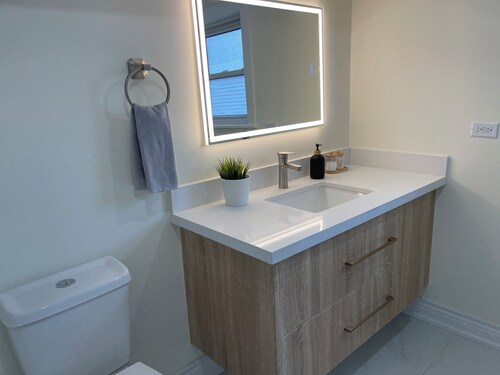 Two-bedroom Suite with King Bed - 4 Min to The Falls