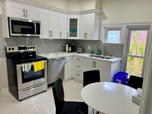 Fridge, microwave, oven, stovetop - Two-bedroom Suite with King Bed - 4 Min to The Falls (Niagara Falls)
