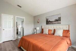 4 bedrooms, iron/ironing board, WiFi, bed sheets
