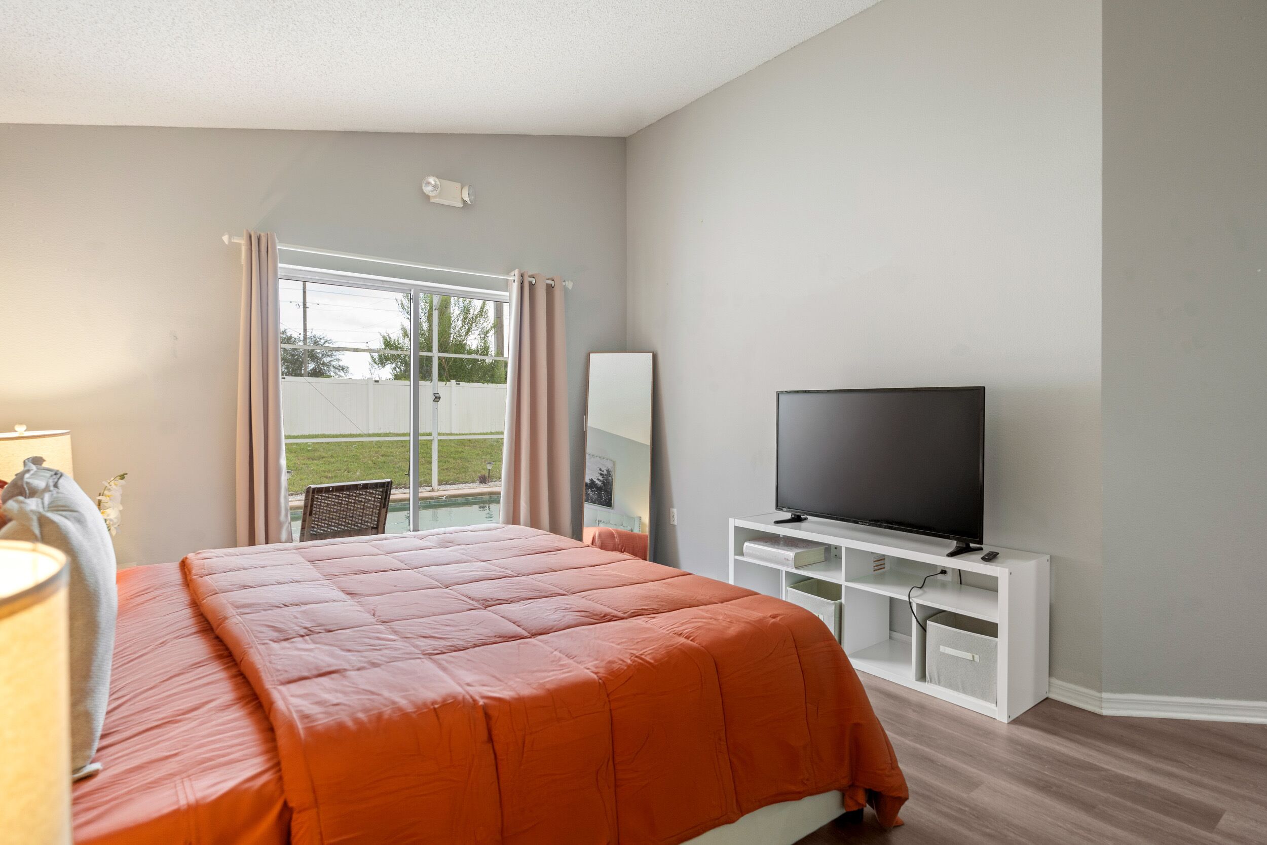 4 habitaciones, tabla de planchar con plancha, wifi y ropa de cama 