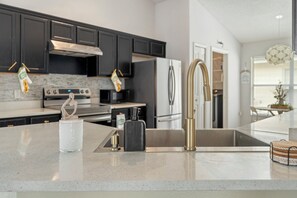 Mikrowelle, Ofen, Herdplatte, Geschirrspüler