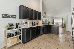 Microwave, oven, stovetop, dishwasher - Chic Family Retreat with Pool & Hot Tub – 10 Min to Disney (Davenport)