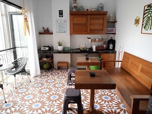 Lemari es di ruangan bersama, microwave di ruangan umum, dan kompor