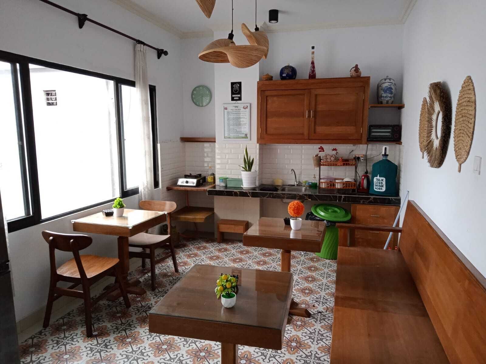 Shared fridge, microwave, stovetop, dishwasher