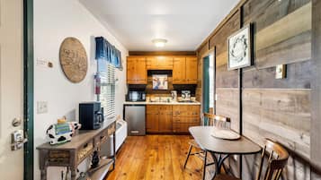 Micro-ondas, cooktop, cafeteira/chaleira, torradeira