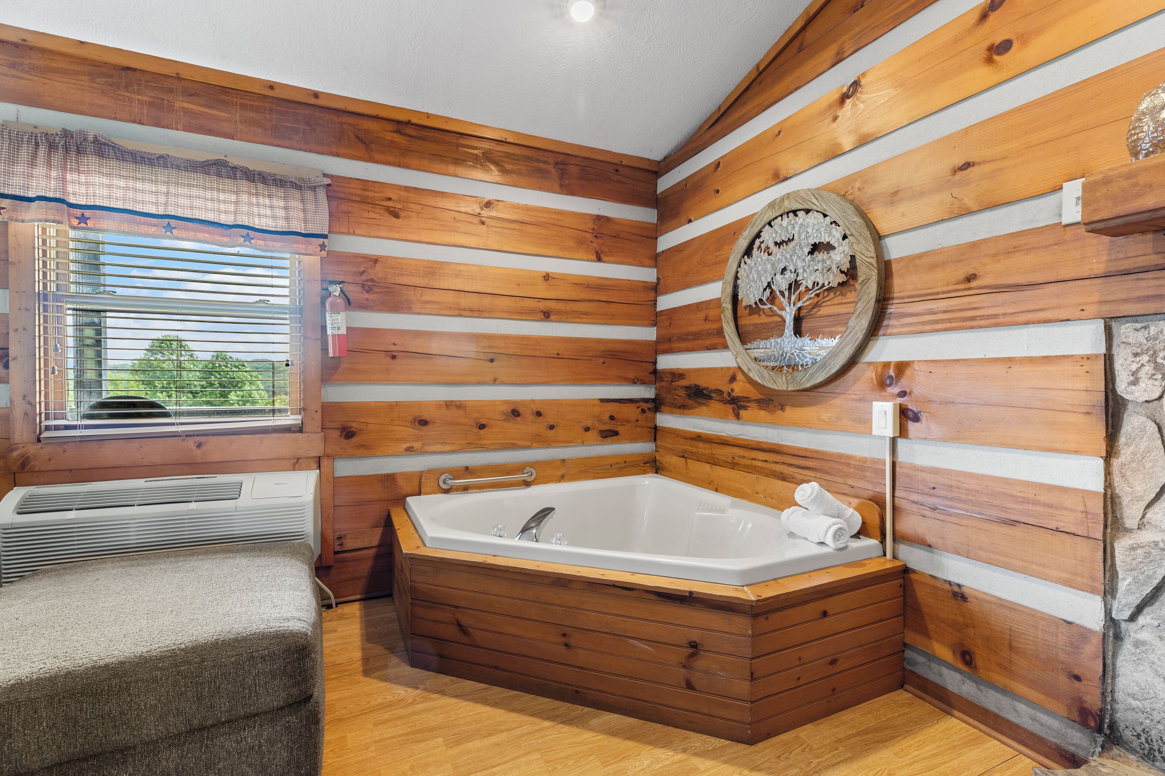 Vasca idromassaggio, asciugacapelli, asciugamani