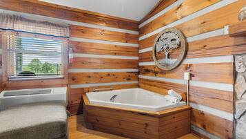 Vasca idromassaggio, asciugacapelli, asciugamani