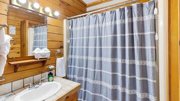 Vasca idromassaggio, asciugacapelli, asciugamani