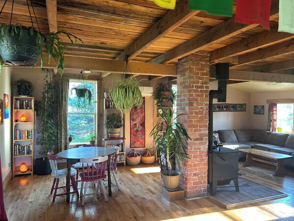 Interior - Cozy home in the heart of Advocate Harbour, Pet friendly! (Advocate Harbour)