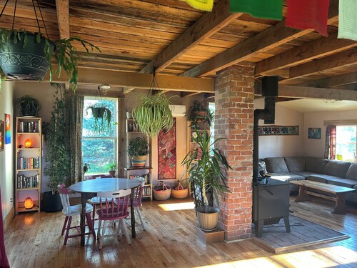 Cozy home in the heart of Advocate Harbour, Pet friendly!