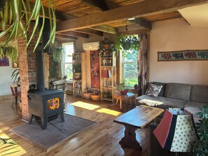 Smart TV, fireplace, books - Cozy home in the heart of Advocate Harbour, Pet friendly! (Advocate Harbour)