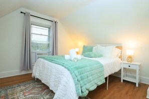 Iron/ironing board, travel cot, WiFi, bed sheets - 2 Private Apartments 9 Beds | 4 Bedrooms (Somerville)