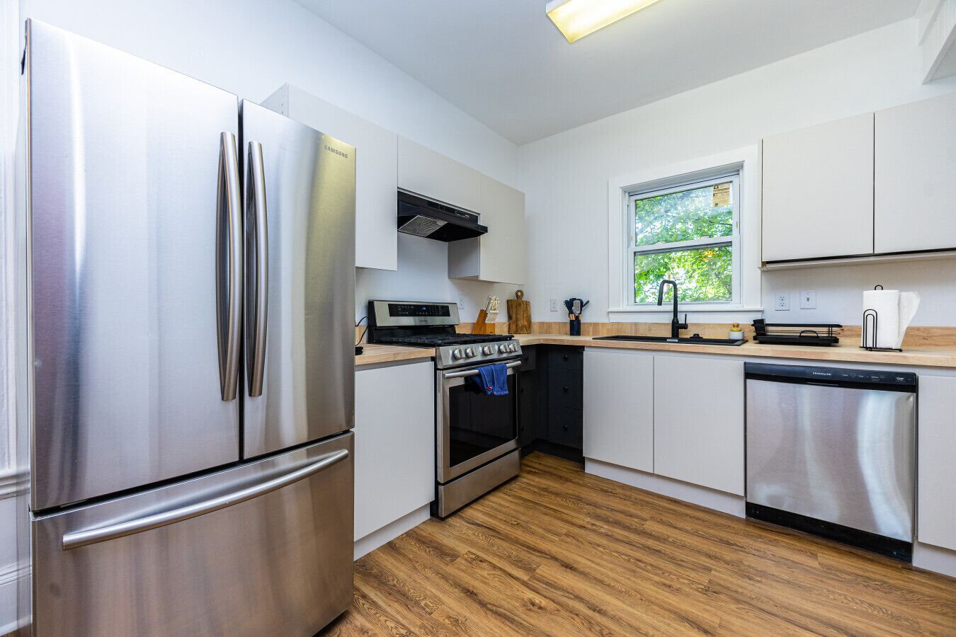 Køleskab, mikrobølgeovn, ovn, kogeplade