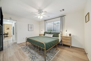 4 室のベッドルーム、セーフティボックス (室内)、デスク、WiFi (無料)