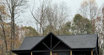 Private New 6-BR Nolin Lake Retreat with Fire Pit and Commercial Ice Maker