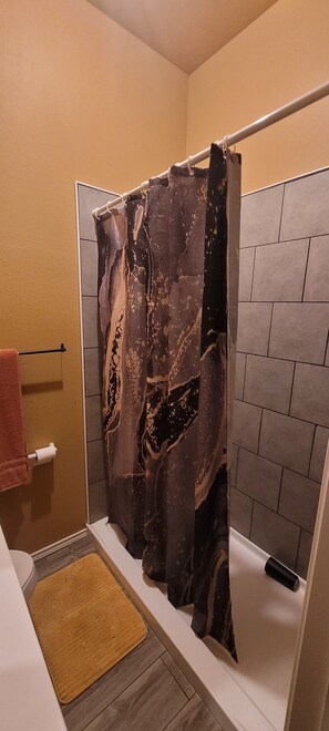 Dusche, Haartrockner, Handtücher, Seife