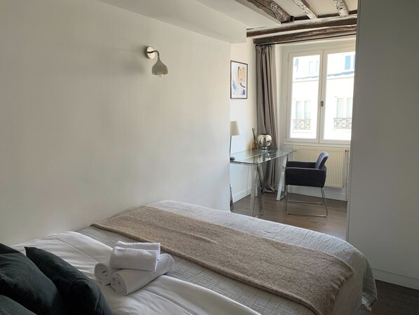 2 bedrooms, desk, iron/ironing board, travel crib